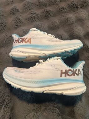 Hoka Clifton 9 wide Fros Rous Gold  Size 10.5